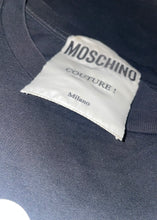 Load image into Gallery viewer, T-shirt MOSCHINO “More scores than casanova”
