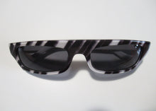 Load image into Gallery viewer, Occhiali da sole MOSCHINO
